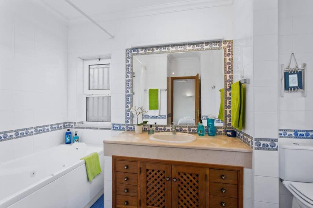 Villa White Sands - Private Oasis, Heated Pool, Beaches & Strip Nearby Albufeira Bagian luar foto