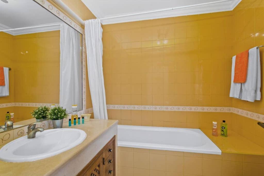 Villa White Sands - Private Oasis, Heated Pool, Beaches & Strip Nearby Albufeira Bagian luar foto